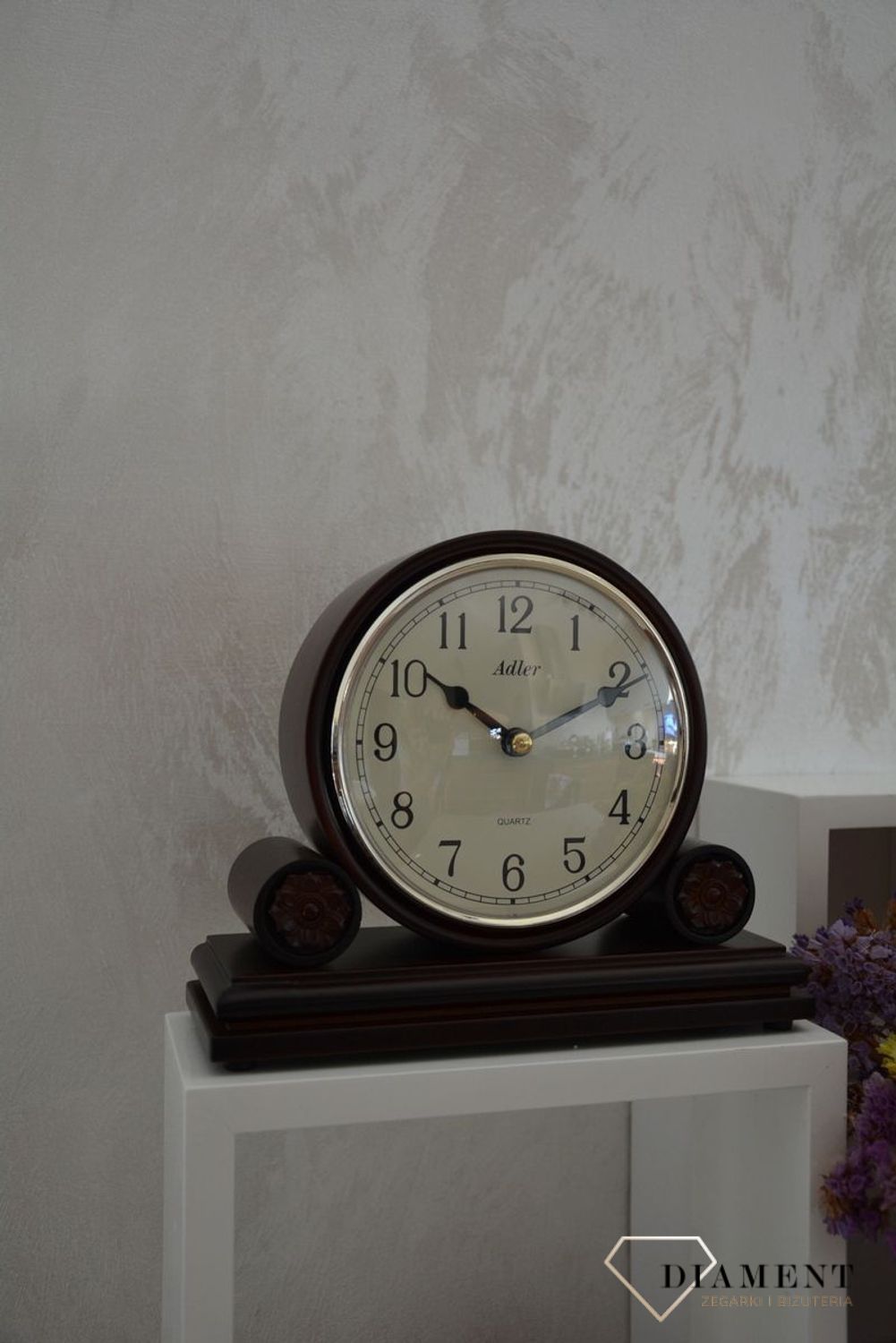 Zegar kominkowy drewniany Adler 22005W ⏰ Zegar kominkowy w drewnianej obudowie w kolorze mahonia, ciemnego brązu z wyraźną tarczą w kolorze beżowym z czarnymi cyframi arabski (8).JPG