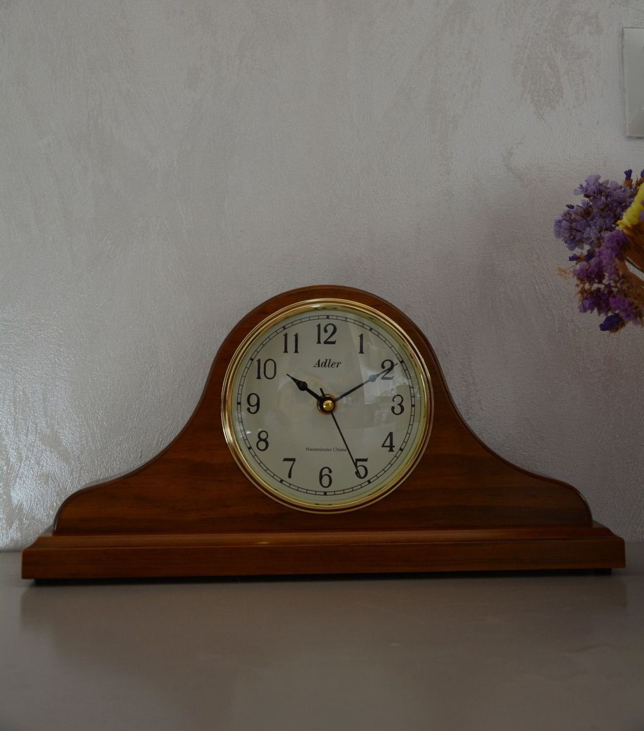 Zegar kominkowy drewniany Adler dąb 22012D ⏰ Zegar kominkowy wykonany z drewna w kolorze dębu ⏰ Tarcza zegara w kolorze jasnym z ciemnymi, czarnymi cyframi arabskimi ⏰ (1).JPG