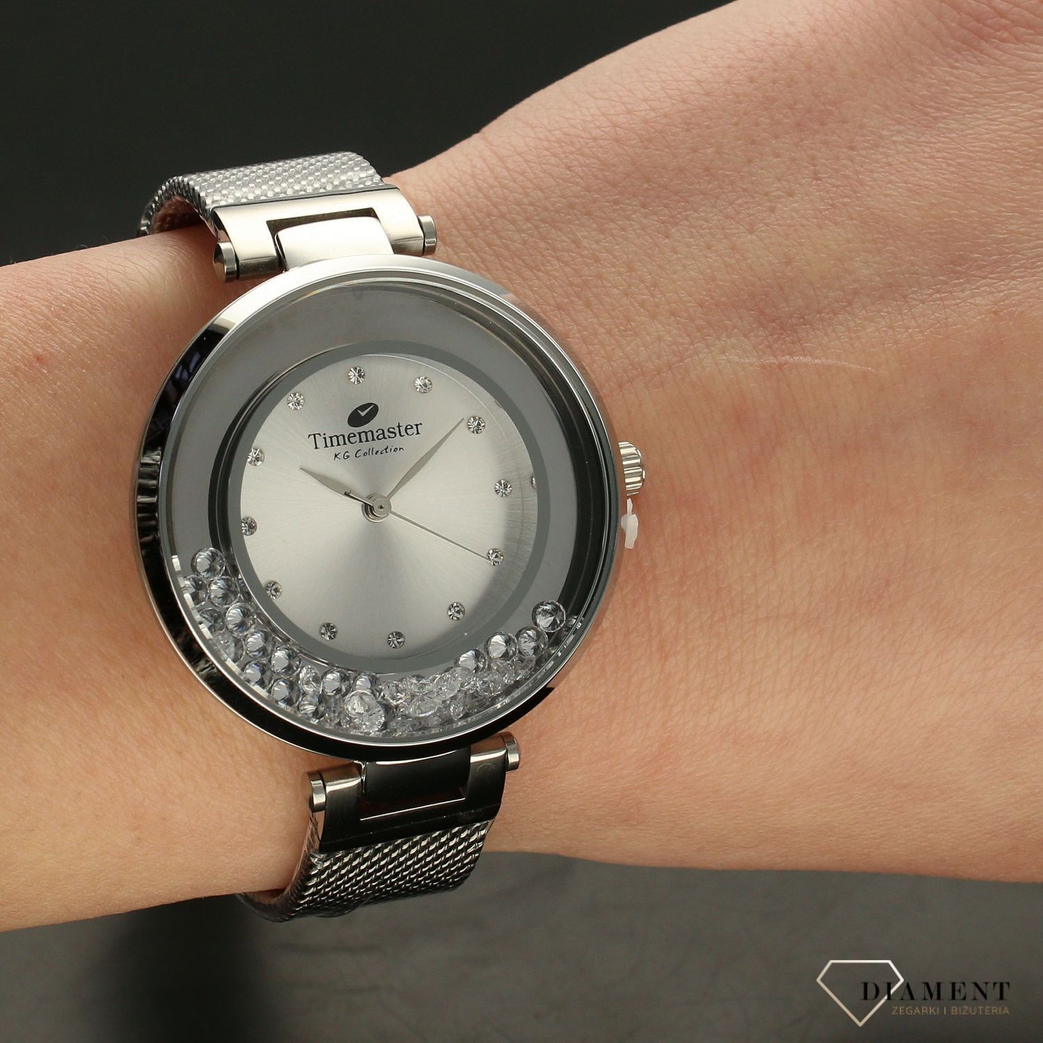 Zegarek damski TIMEMASTER 226-1A srebrny z kryształami.  Zegarek damski z pięknymi, mieniącymi się kryształami. Zegarek damski w kolorze srebrnym. Tarcza zegarka ozdobiona błyszczącą cyrkonią. Zegarek damski (5).jpg
