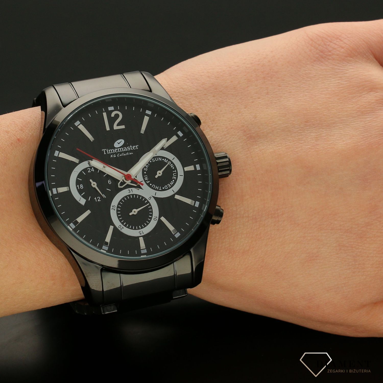 Zegarek męski TIMEMASTER 229-12 czarny. Zegarek męski w ciemnej, czarnej kolorystyce z czarną tarczą ozdobioną srebrnymi dodatkami na tarczy. Zegarek męski w czarnej kolorystyce. Elegancki zegarek dla eleganckiego mężczyzny (2).jpg