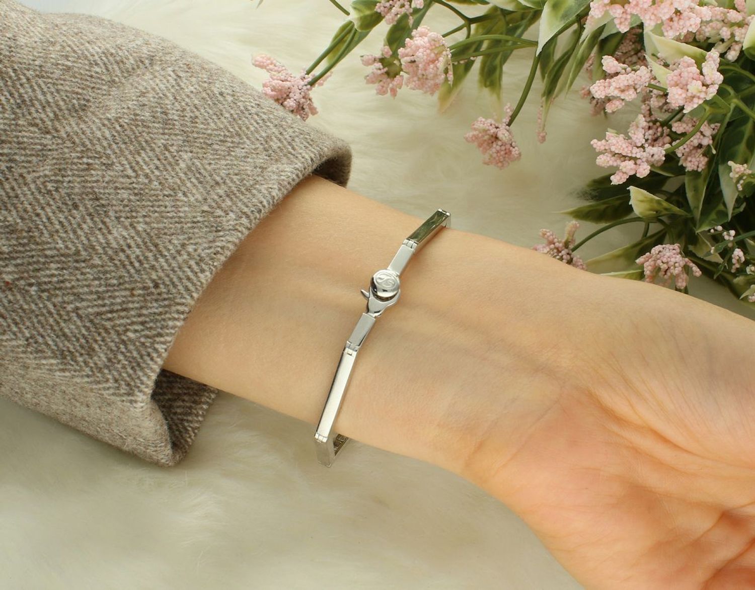 Bransoletka srebrna TI SENTO 23079ZI Bransoletka TI SENTO 23079ZI to nowoczesne dzieło sztuki, które redefiniuje współczesną elegancję. Wykonana z wysokiej jakości srebra próby 925, została 1.jpg