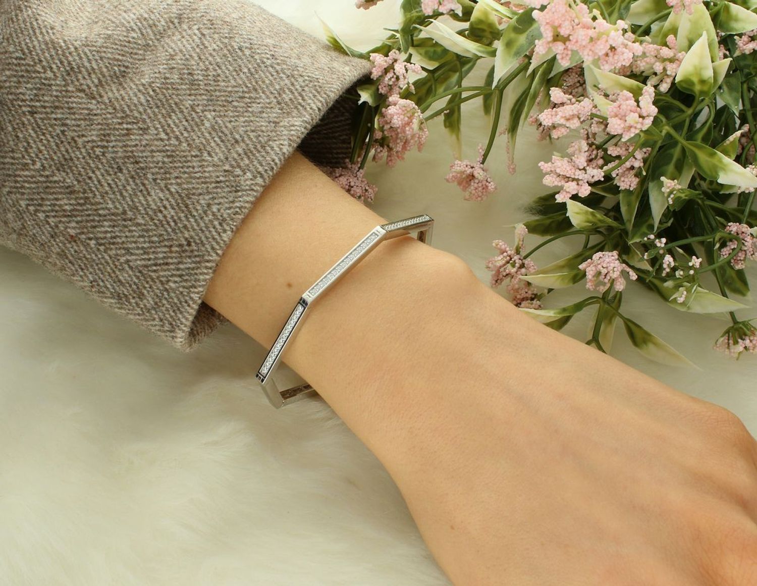 Bransoletka srebrna TI SENTO 23079ZI Bransoletka TI SENTO 23079ZI to nowoczesne dzieło sztuki, które redefiniuje współczesną elegancję. Wykonana z wysokiej jakości srebra próby 925, została 1.jpg