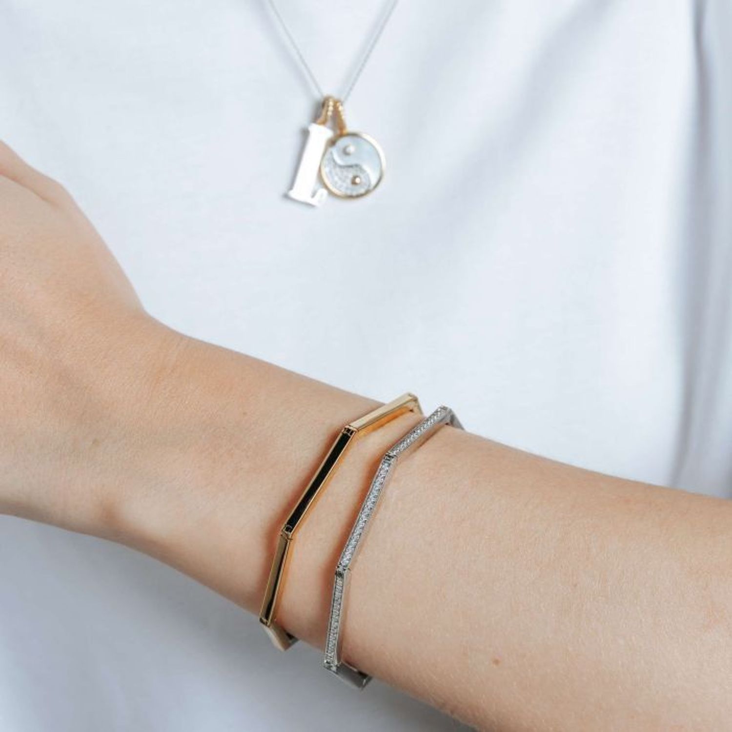 Bransoletka srebrna TI SENTO 23079ZI Bransoletka TI SENTO 23079ZI to nowoczesne dzieło sztuki, które redefiniuje współczesną elegancję. Wykonana z wysokiej jakości srebra próby 925, została 1.jpg