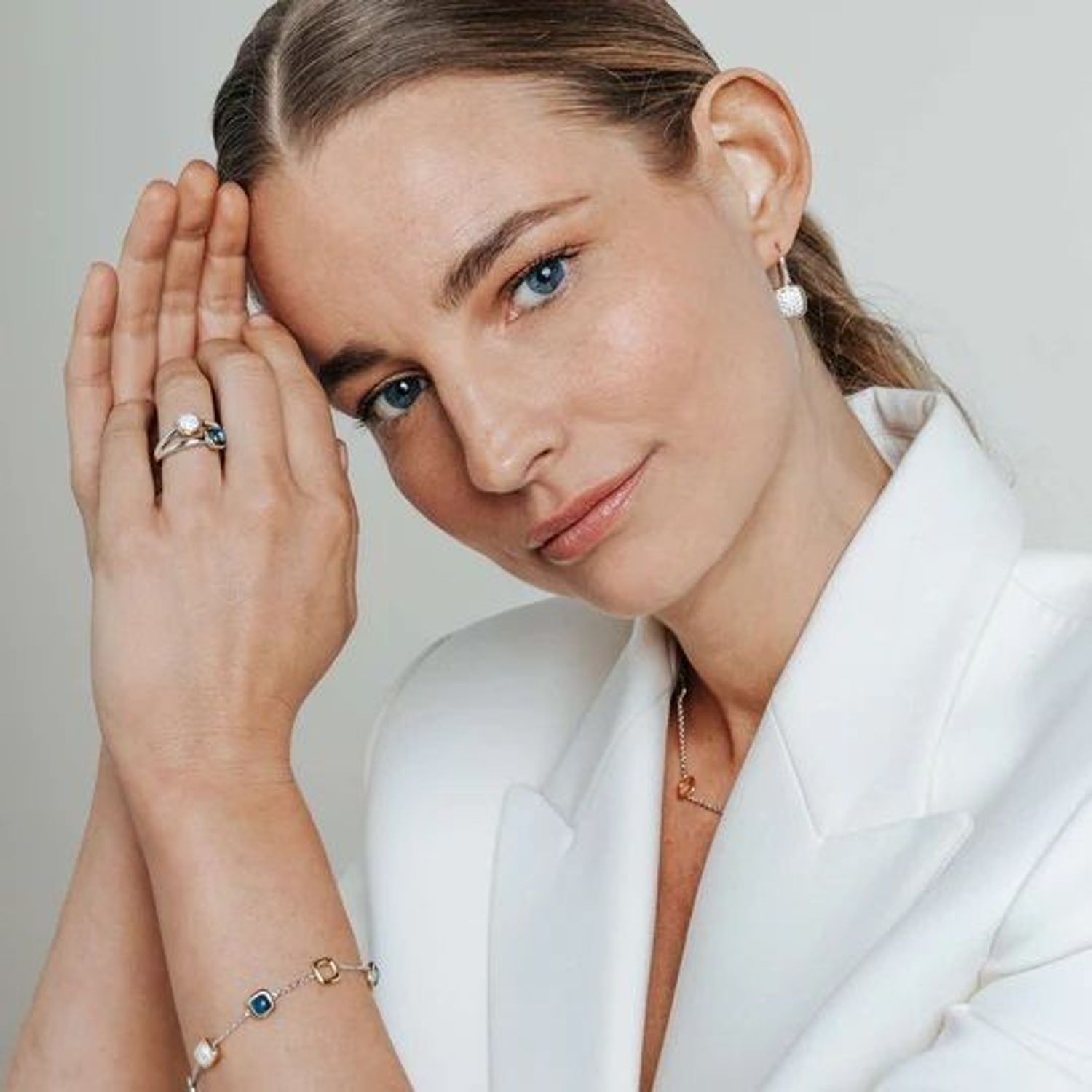 Bransoletka srebrna pozłacana TI SENTO 23080DB Bransoletka TI SENTO, wykonana z wysokiej jakości srebra rodowanego próby 925, częściowo pokryta złotem, to elegancki i ponadczasowy dodatek.1.jpg