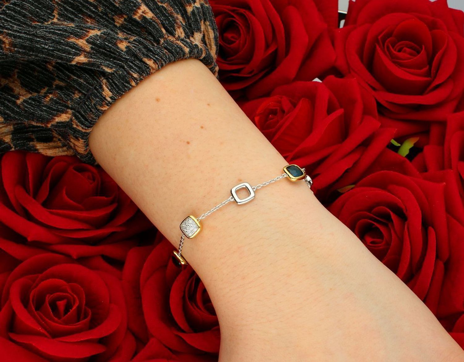 Bransoletka srebrna pozłacana TI SENTO 23080DB Bransoletka TI SENTO, wykonana z wysokiej jakości srebra rodowanego próby 925, częściowo pokryta złotem, to elegancki i ponadczasowy dodatek.1.jpg