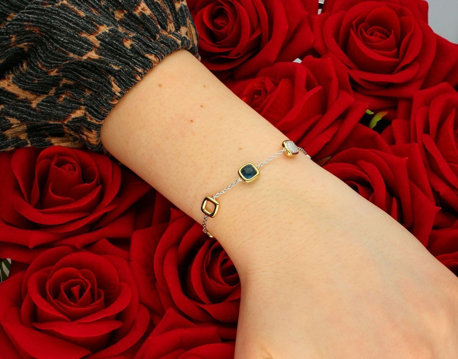 Bransoletka srebrna pozłacana TI SENTO 23080DB Bransoletka TI SENTO, wykonana z wysokiej jakości srebra rodowanego próby 925, częściowo pokryta złotem, to elegancki i ponadczasowy dodatek.1.jpg