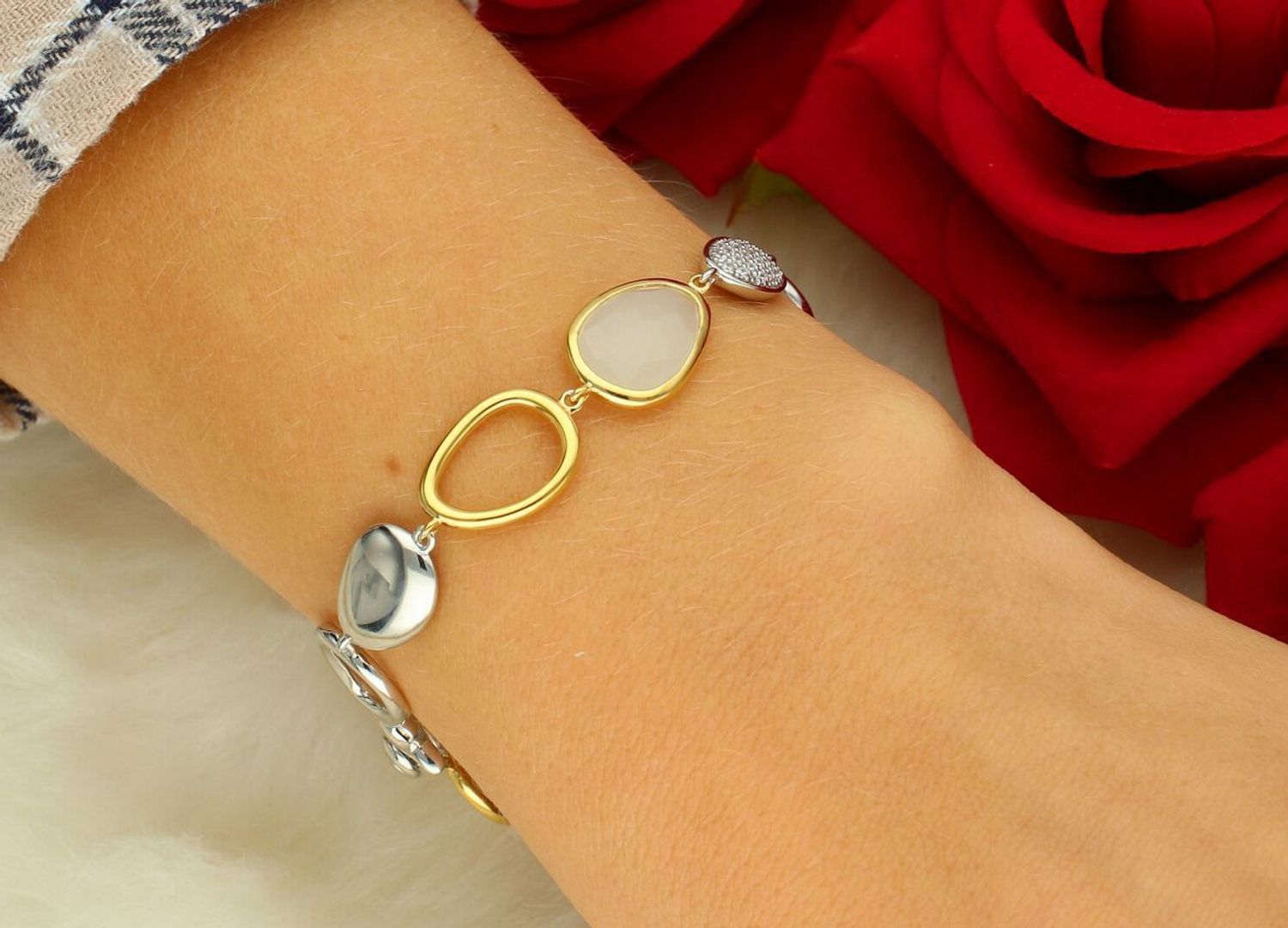 Bransoletka damska TI SENTO – srebro 925, złocona 18K, zdobiona cyrkoniami i mlecznym kamieniem w owalnej oprawie. Elegancka i nowoczesna, idealna do codziennych 1.jpg
