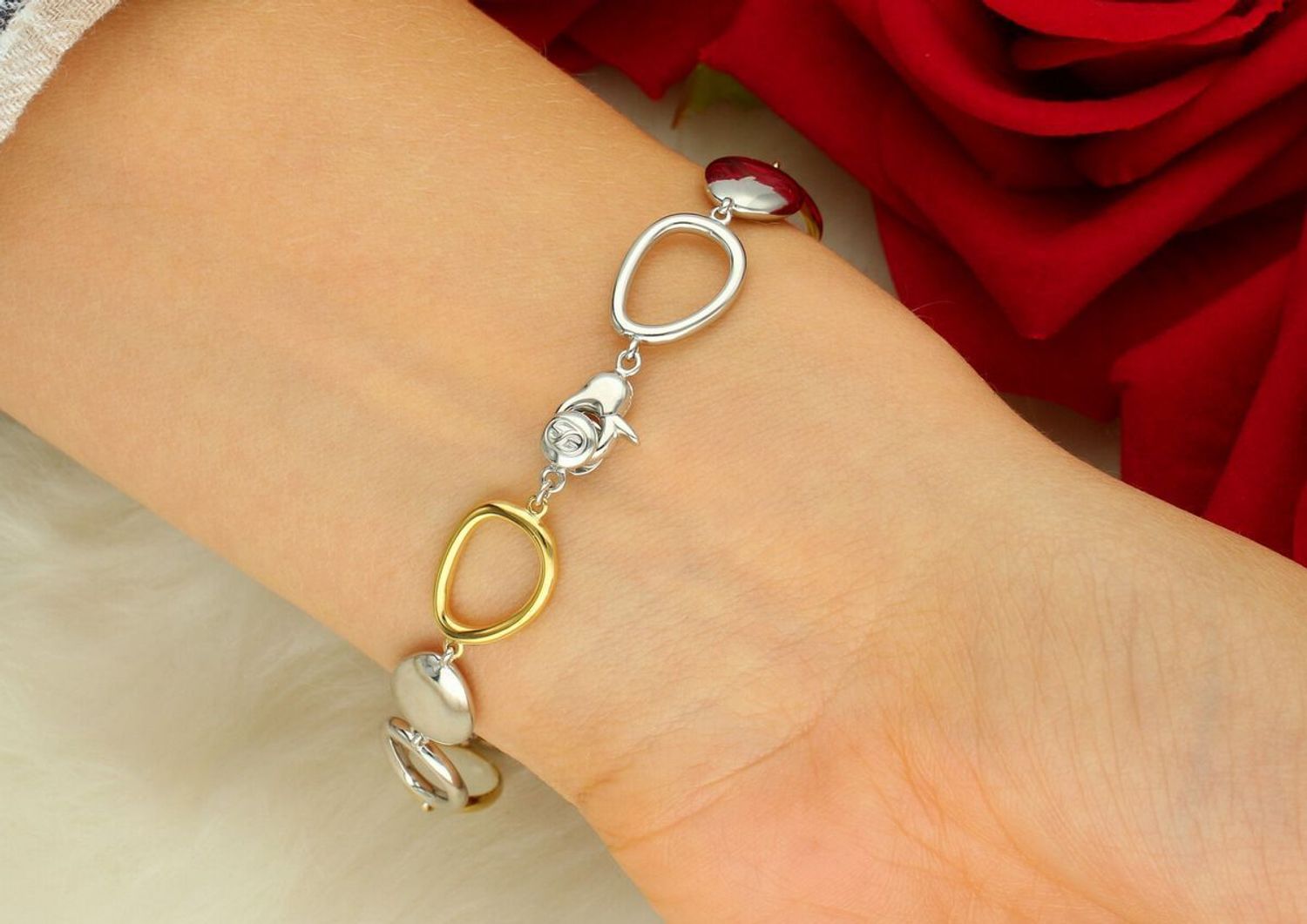 Bransoletka damska TI SENTO – srebro 925, złocona 18K, zdobiona cyrkoniami i mlecznym kamieniem w owalnej oprawie. Elegancka i nowoczesna, idealna do codziennych 1.jpg