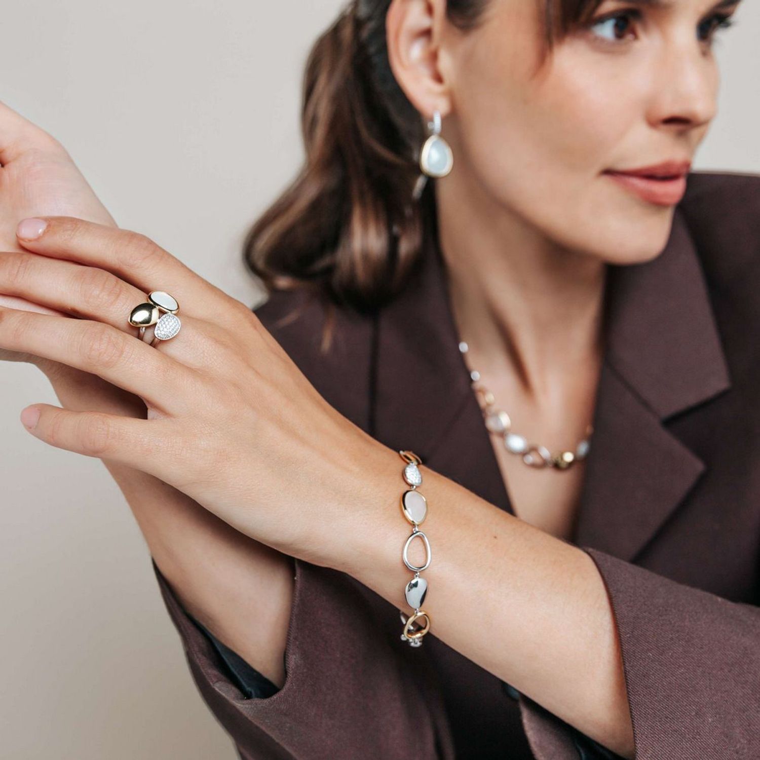 Bransoletka damska TI SENTO – srebro 925, złocona 18K, zdobiona cyrkoniami i mlecznym kamieniem w owalnej oprawie. Elegancka i nowoczesna, idealna do codziennych 1.jpg