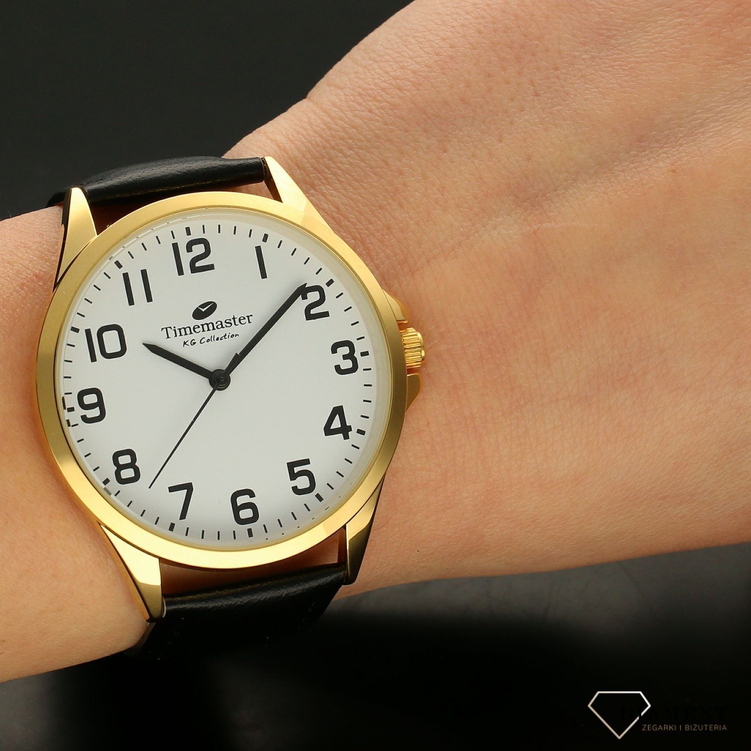 Zegarek męski TIMEMASTER 231-2 klasyczny na pasku. Zegarek męski. Zegarek męski o klasycznym wyglądzie na czarnym skórzanym pasku, sprzączka w kolorze złotym. Tarcza zegarka w kolorze białym z czarnymi, czytelny (2).jpg