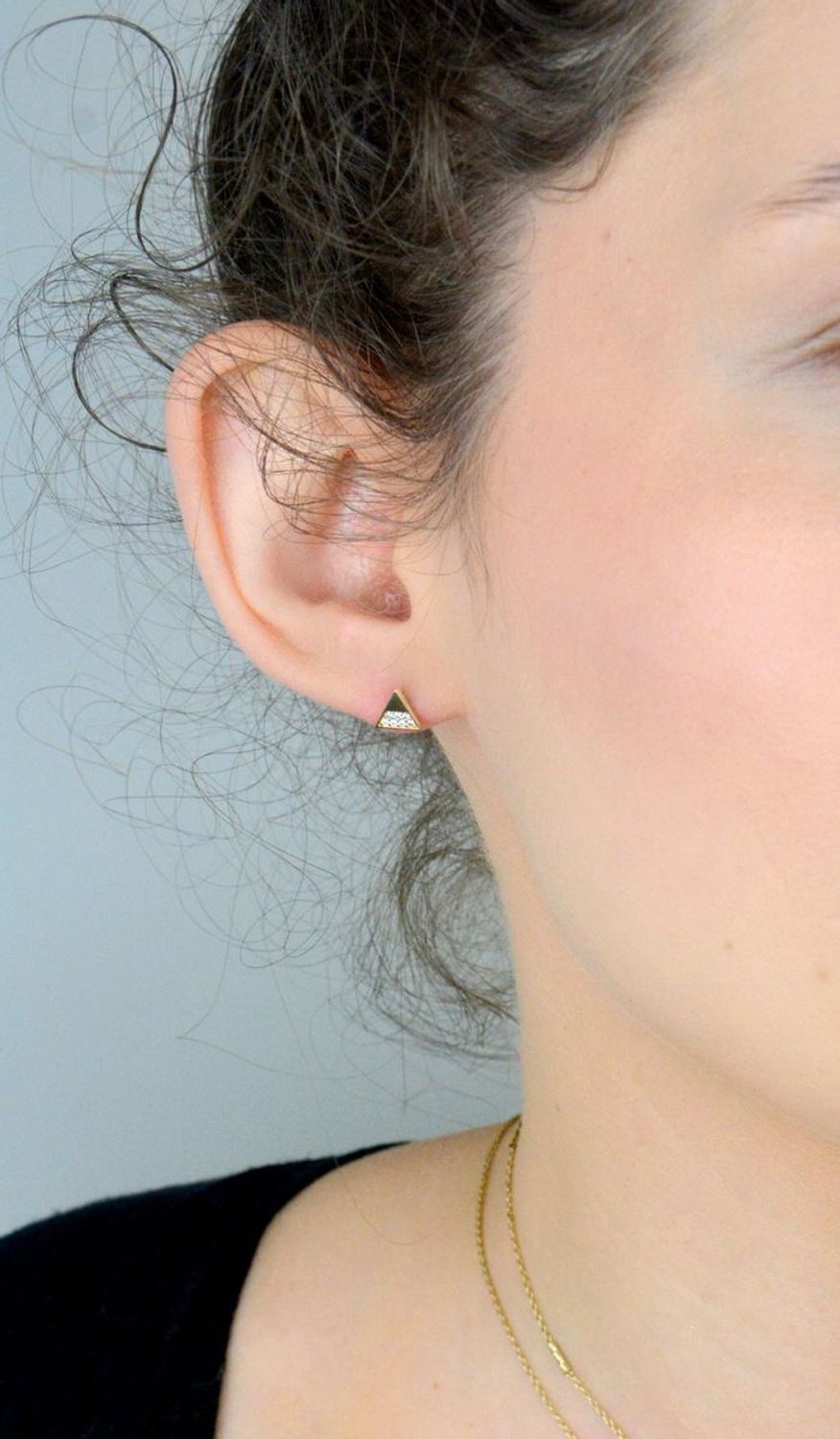 Kolczyki złote trójkąty z cyrkoniami pr 585, 23E1676 Kolczyki mają kształt kształt trójkąta z cyrkoniami. Kolczyki to ponadczasowa biżuteria, która pasuje do każdego rodzaju stylizacji. 1.jpg