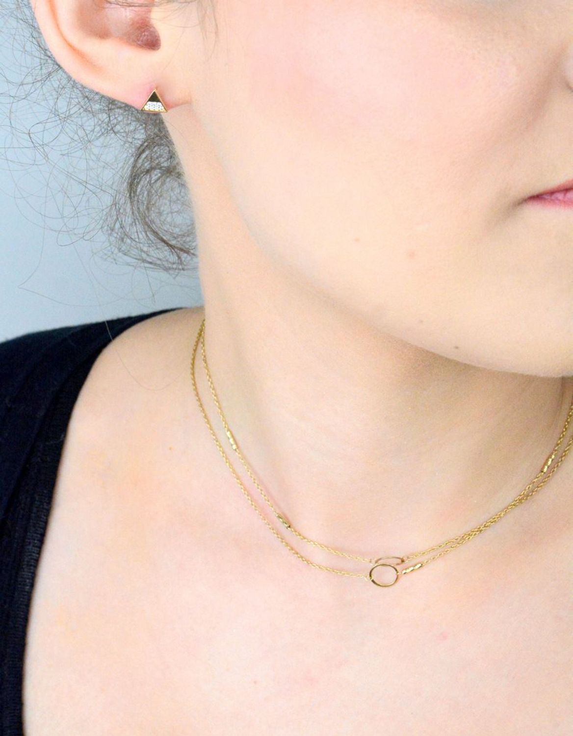 Kolczyki złote trójkąty z cyrkoniami pr 585, 23E1676 Kolczyki mają kształt kształt trójkąta z cyrkoniami. Kolczyki to ponadczasowa biżuteria, która pasuje do każdego rodzaju stylizacji. 1.jpg