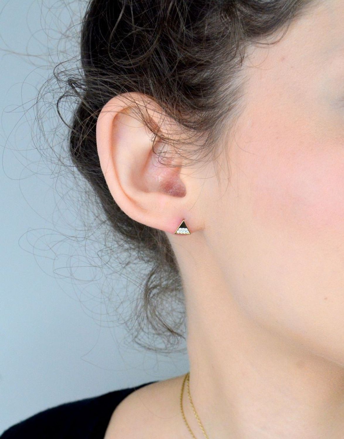 Kolczyki złote trójkąty z cyrkoniami pr 585, 23E1676 Kolczyki mają kształt kształt trójkąta z cyrkoniami. Kolczyki to ponadczasowa biżuteria, która pasuje do każdego rodzaju stylizacji. 1.jpg