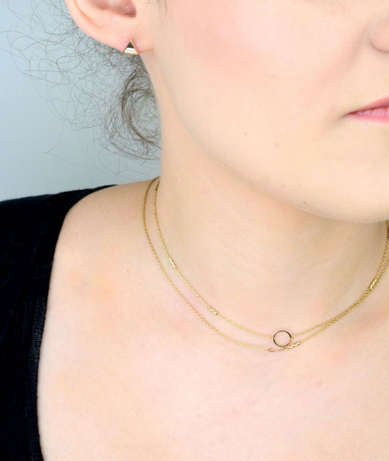 Kolczyki złote trójkąty z cyrkoniami pr 585, 23E1676 Kolczyki mają kształt kształt trójkąta z cyrkoniami. Kolczyki to ponadczasowa biżuteria, która pasuje do każdego rodzaju stylizacji. 1.jpg