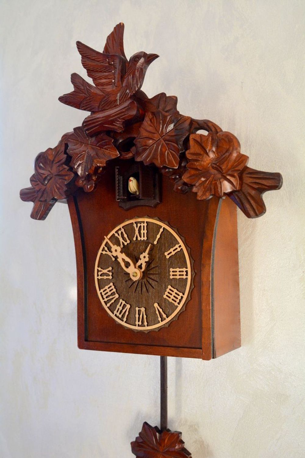 Zegar Adler 24025-W – drewniany zegar ścienny z kukułką, wahadłem i czujnikiem zmierzchu (3).JPG