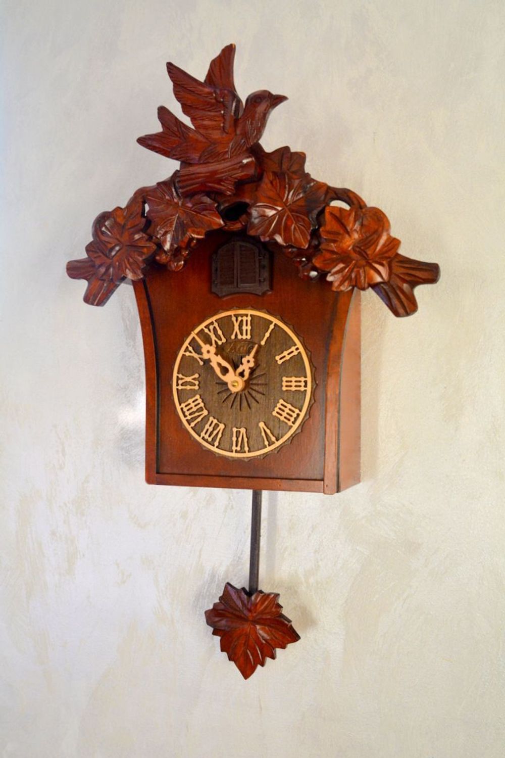 Zegar Adler 24025-W – drewniany zegar ścienny z kukułką, wahadłem i czujnikiem zmierzchu (3).JPG