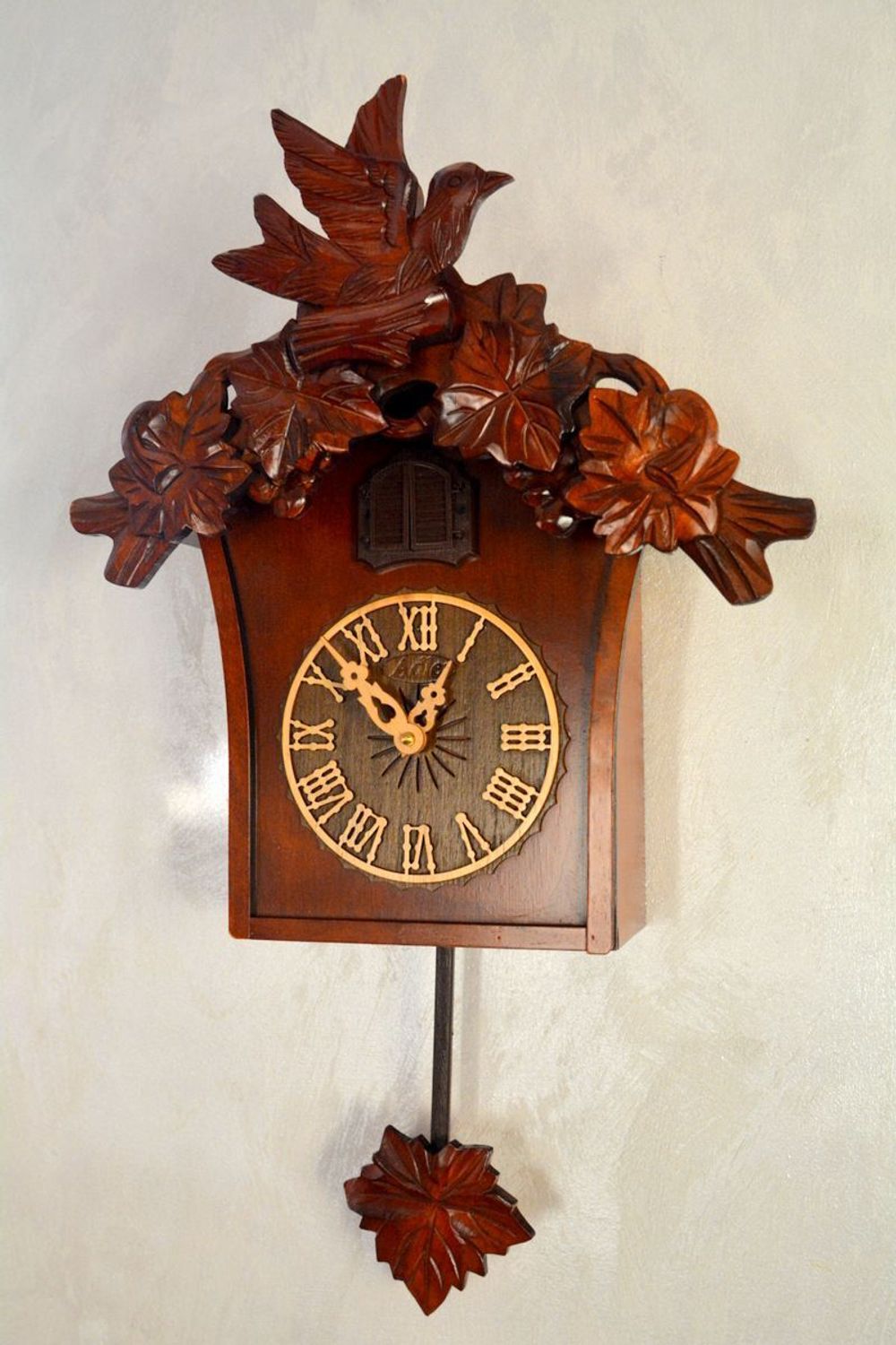 Zegar Adler 24025-W – drewniany zegar ścienny z kukułką, wahadłem i czujnikiem zmierzchu (3).JPG