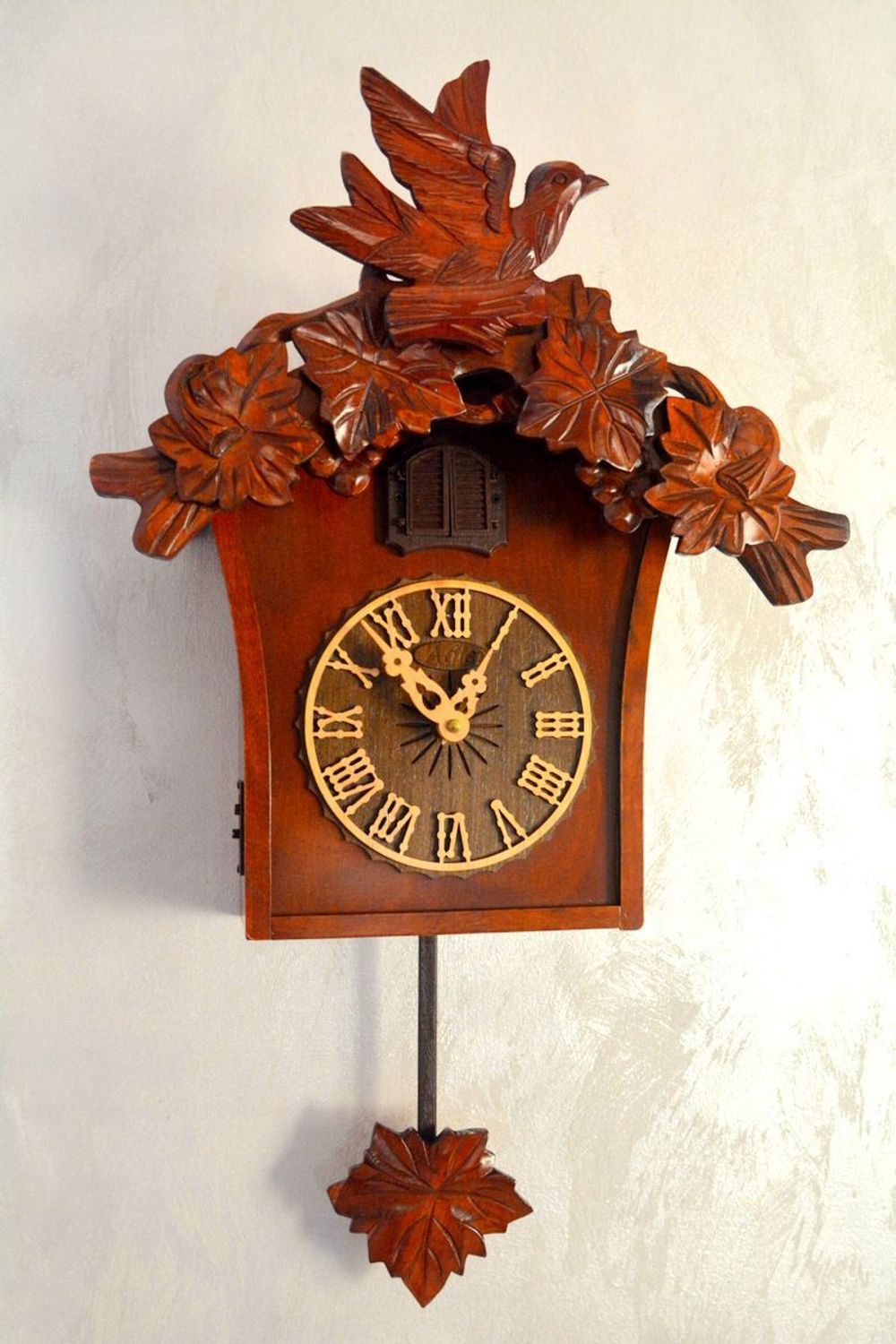 Zegar Adler 24025-W – drewniany zegar ścienny z kukułką, wahadłem i czujnikiem zmierzchu (3).JPG