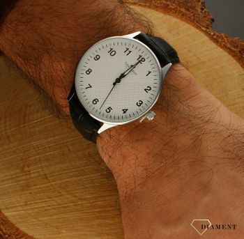 Zegarek męski  na czarnym pasku TIMEMASTER 251-1 z czytelna tarczą posiada wskazówki świecące w ciemności. Zegarek męski to dobry pomysł na prezent dla mężczyzny. Grawer na zegarku gratis. Zapraszamy! (1).jpg