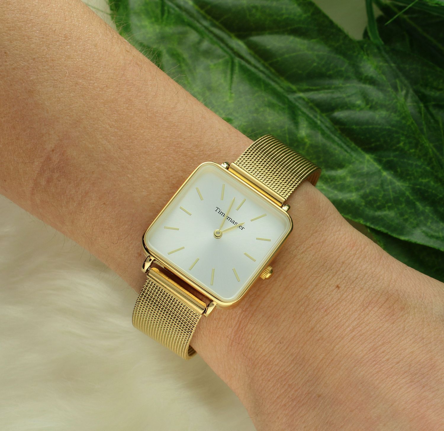 Zegarek damski na bransolecie biżuteryjnej Timemaster z cyframi 259-02. Zegarek damski w złotym kolorze. Zegarek damski Timemaster kwadratowy. Zegarek damski Timemeaster na bransolecie. Elegancki zegarek damski na prezent..jpg