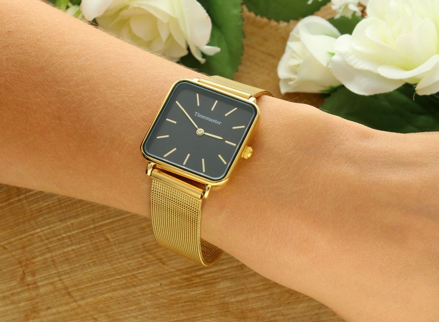 Zegarek TIMEMASTER z kwarcowym mechanizmem, złotą kwadratową kopertą (28 mm) i czarną tarczą. Bransoleta stalowa, wodoszczelność 30M. Elegancki dodatek na co dzień.1.jpg