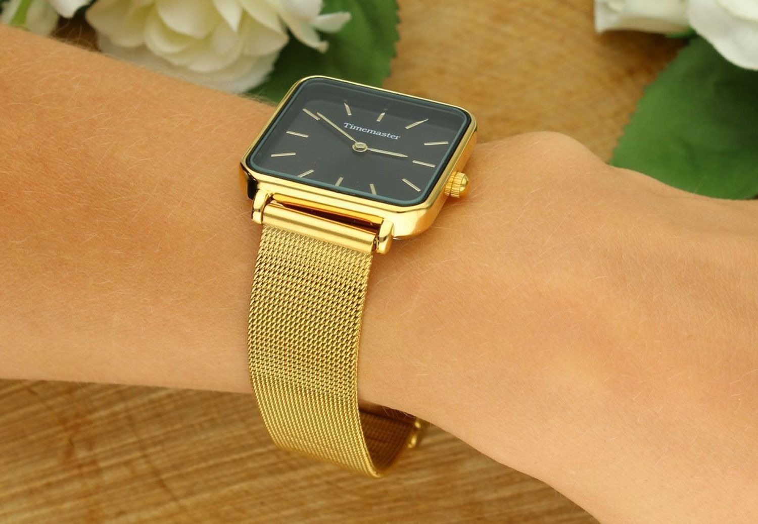 Zegarek TIMEMASTER z kwarcowym mechanizmem, złotą kwadratową kopertą (28 mm) i czarną tarczą. Bransoleta stalowa, wodoszczelność 30M. Elegancki dodatek na co dzień.1.jpg