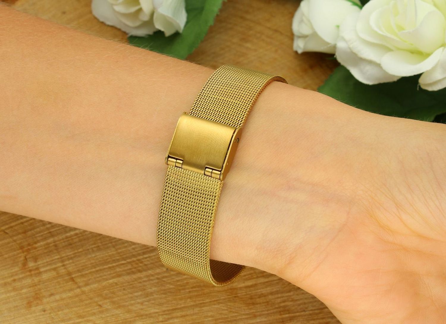 Zegarek TIMEMASTER z kwarcowym mechanizmem, złotą kwadratową kopertą (28 mm) i czarną tarczą. Bransoleta stalowa, wodoszczelność 30M. Elegancki dodatek na co dzień.1.jpg