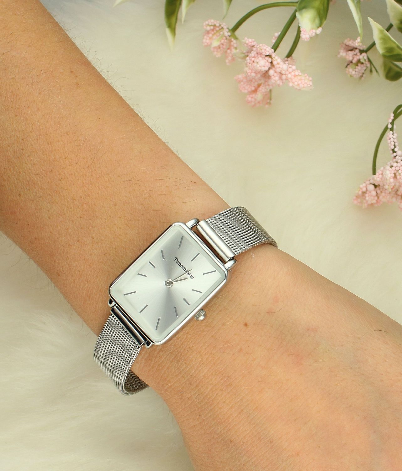 Zegarek TIMEMASTER prostokątny 260-01 wyposażony jest w kwarcowy mechanizm, zasilany za pomocą baterii. Posiada bardzo wysoką dokładność mierzenia czasu +- 10 sekund w przeciągu 30 dni..jpg