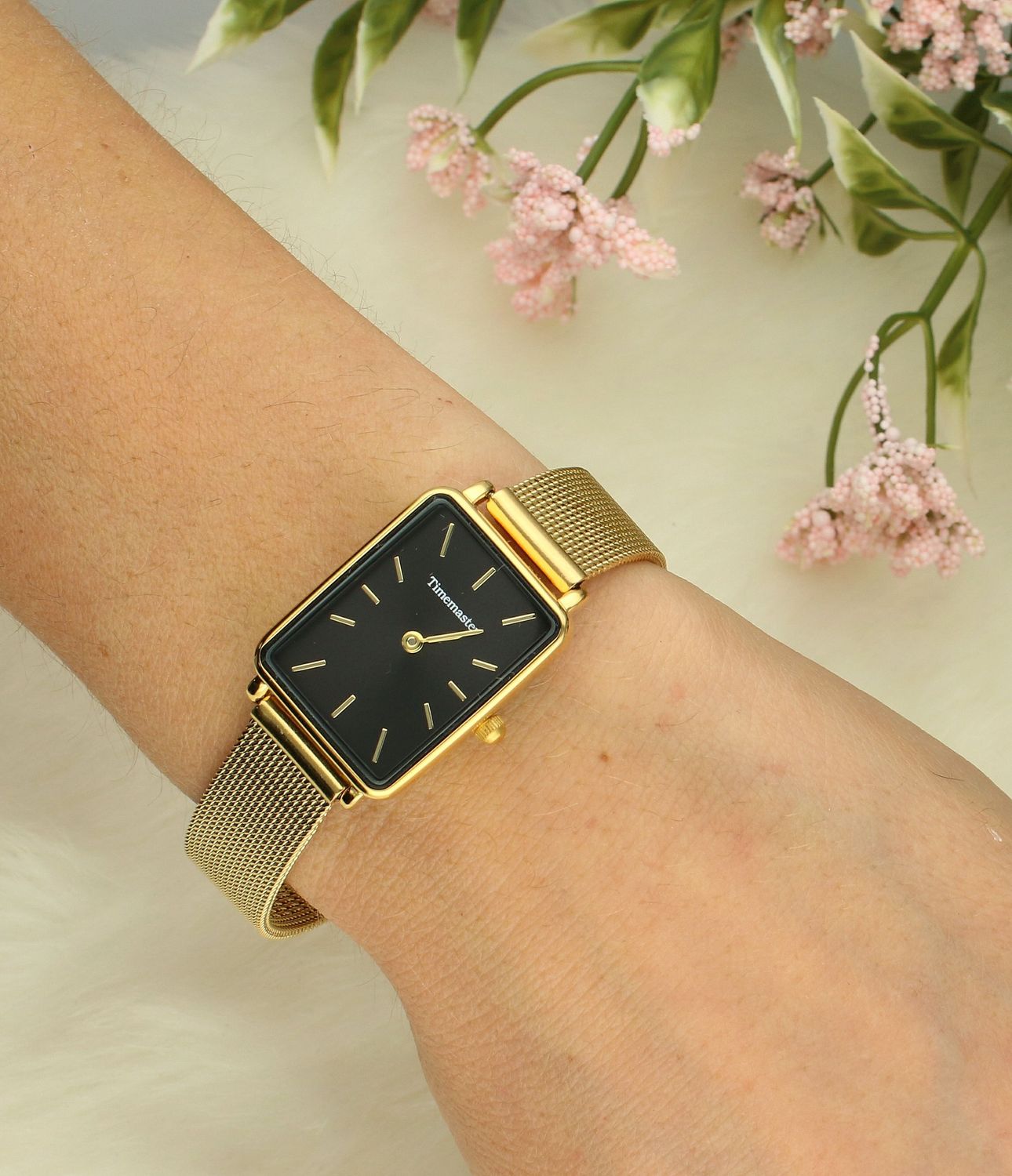 Zegarek TIMEMASTER prostokątny 260-04, Zegarek damski na bransolecie biżuteryjnej Timemaster 260-04 wyposażony jest w kwarcowy mechanizm, zasilany za pomocą baterii. Posiada bardzo wysoką dokładność mierzenia czasu +-.jpg