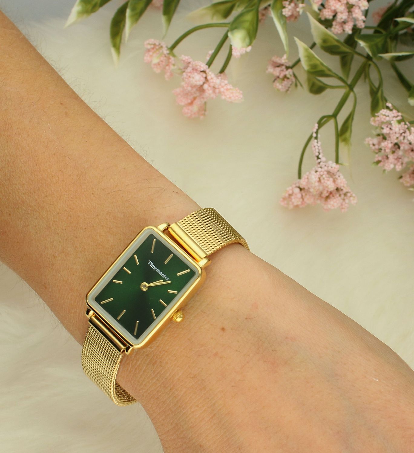 Zegarek TIMEMASTER prostokątny 260-05, wyposażony jest w kwarcowy mechanizm, zasilany za pomocą baterii. Posiada bardzo wysoką dokładność mierzenia czasu +- 10 sekund w przeciągu 30 dni..jpg