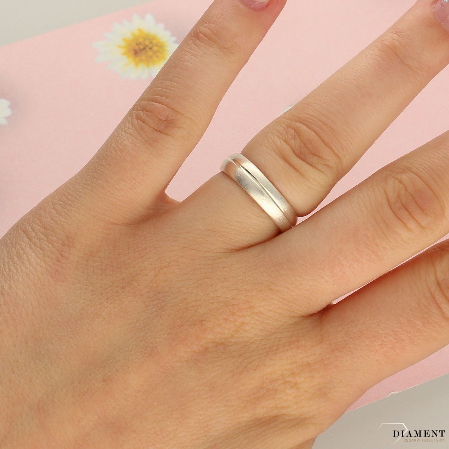 Srebrna obrączka satyna z cięciem pośrodku 27011112 (2).jpg
