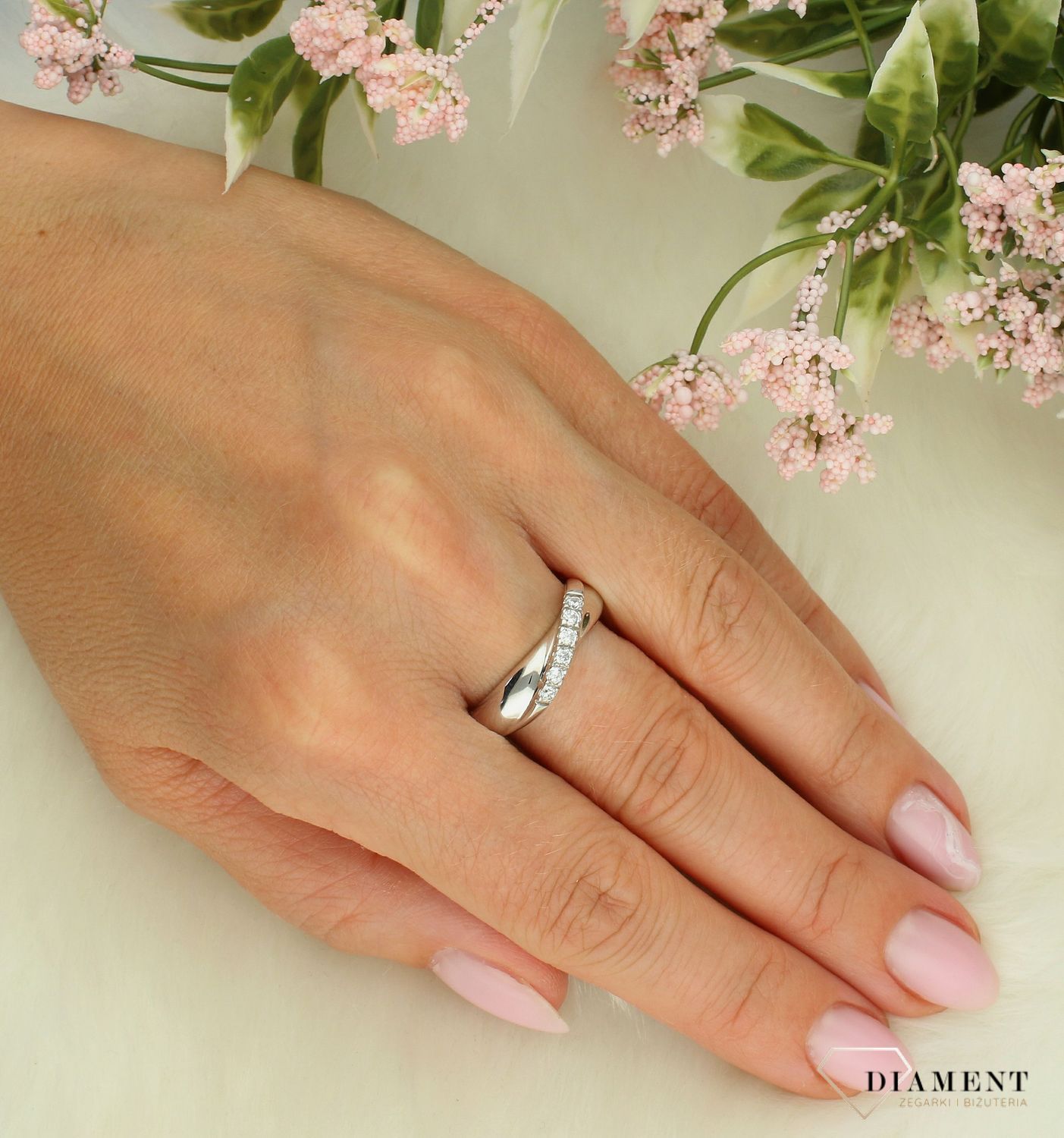 Srebrny pierścionek damski 925 ozdobiony cyrkoniami rozmiar 25 27022702 9.jpg