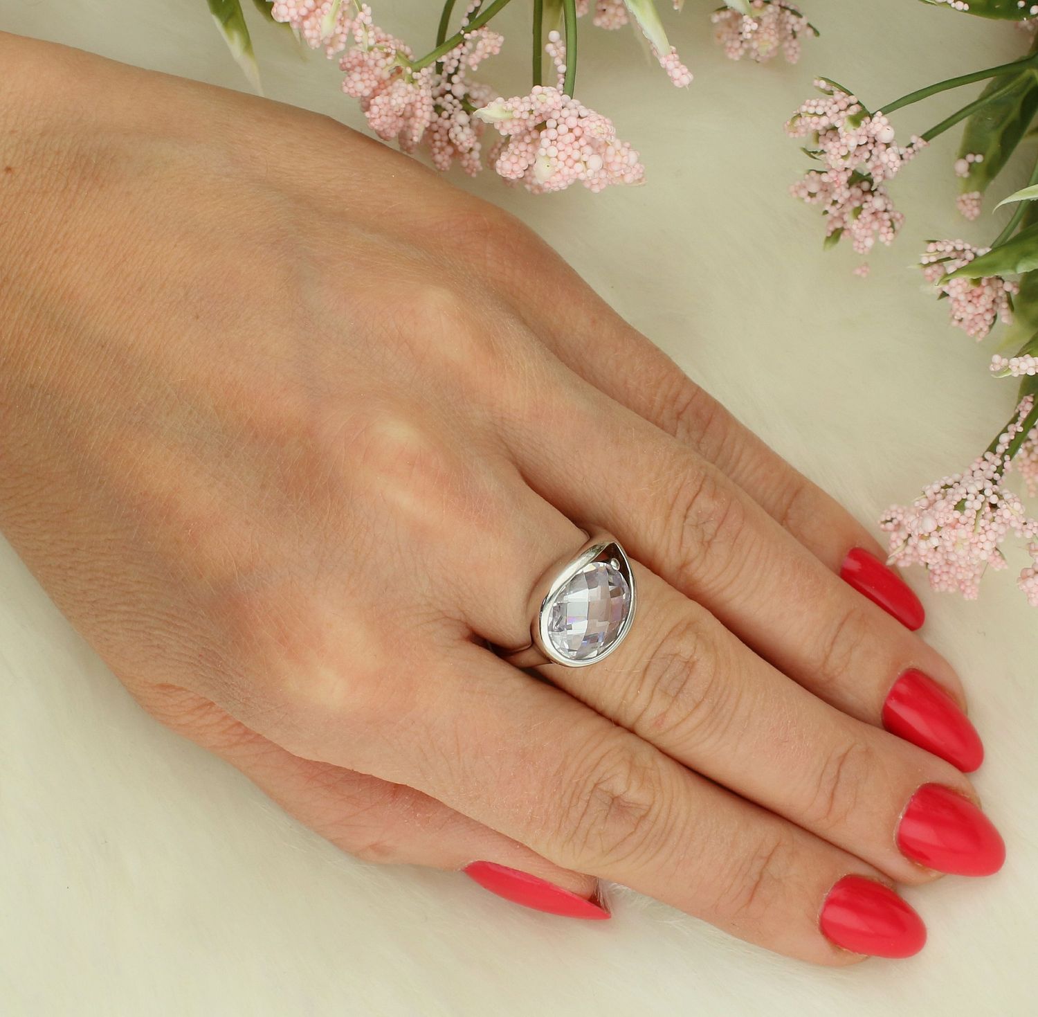 Pierścionek srebrny z dużą cyrkonią próba 925, 27022989 Srebrny pierścionek wykonany z najwyższej jakości srebra o prostej formie. Idealny pomysł na prezent dla każdej kobiety. 1.jpg