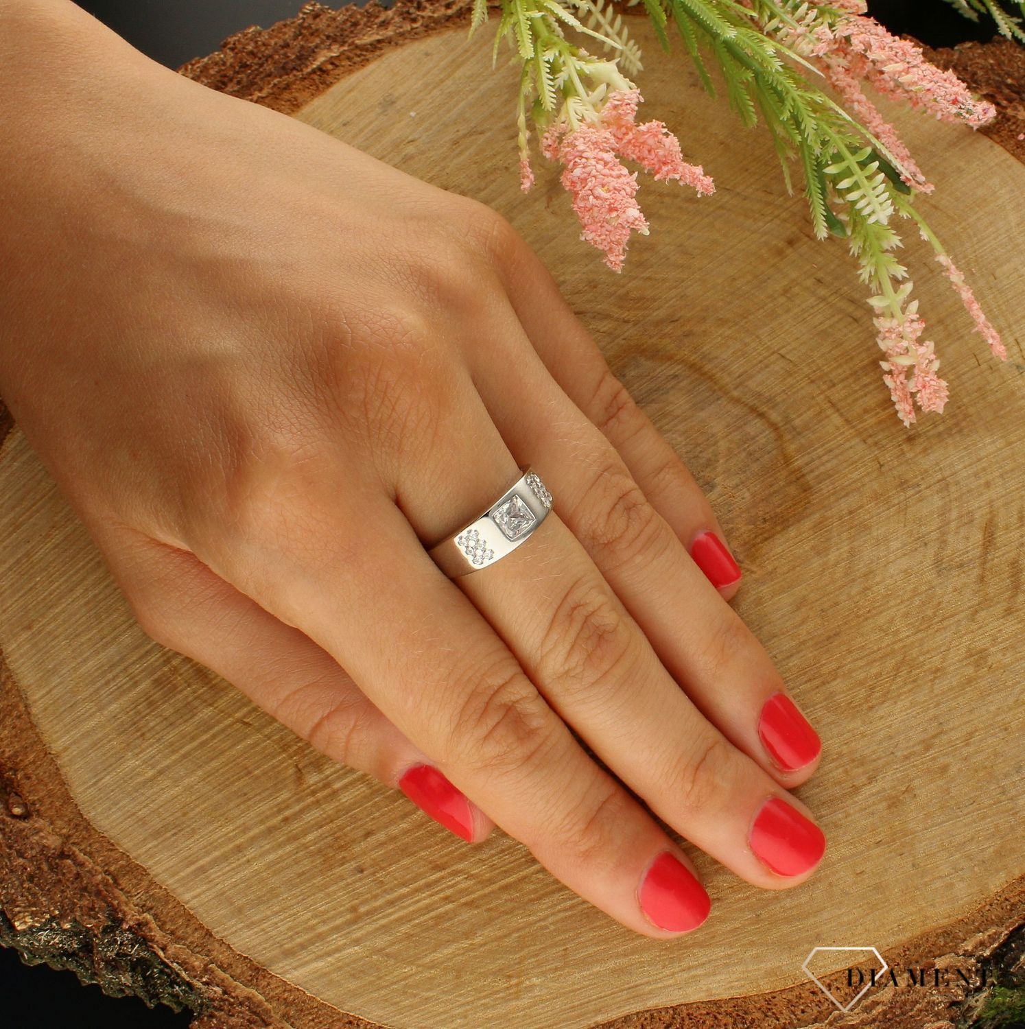 Srebrny pierścionek płaski z cyrkoniami 27027165. Srebrny pierścionek płaski z cyrkoniami to dodatek, który sprawdzi się w każdej stylizacji, dlatego każda kobieta powinna mieć go w swojej kolekcji. Ten urokliwy pierścionek w (1).jpg