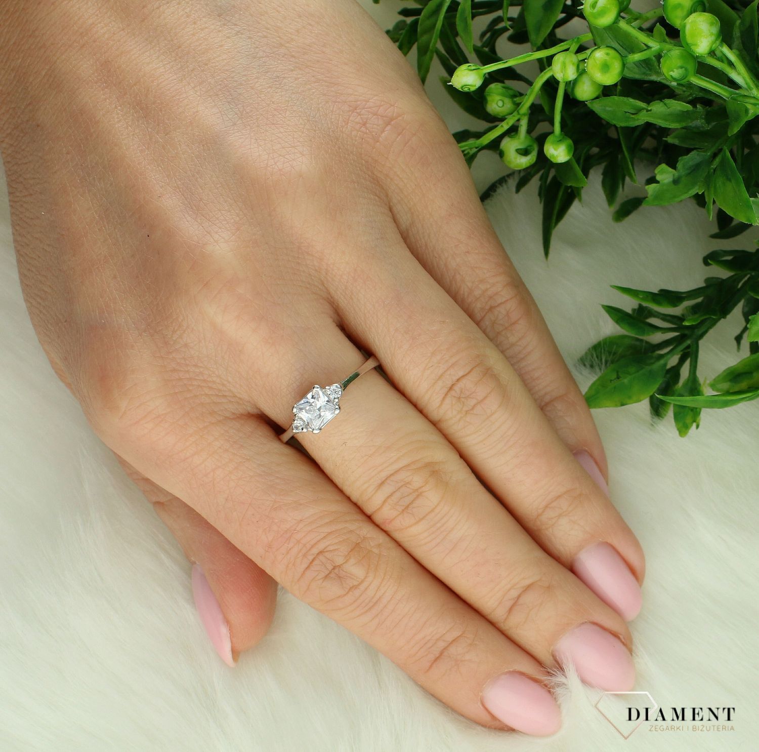 Srebrny pierścionek damski 925 z cyrkoniami 27027398. Srebrny damski pierścionek. Pierścionek srebrny damski. Pierścionek srebrny z cyrkonią. Pierścionek damski idealny na prezent.2.jpg