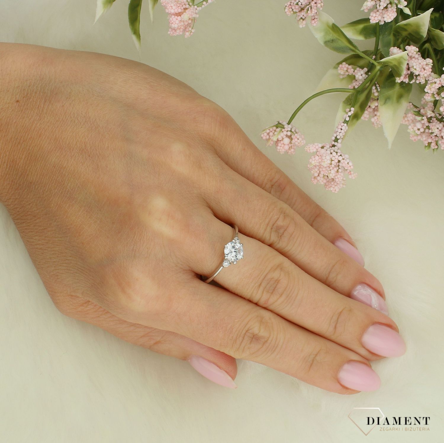 Srebrny pierścionek damski 925 z wystającą cyrkonią.jpg
