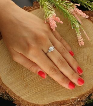 Srebrny pierścionek z prostokątną cyrkonią 27027501. Klasyczny srebrny pierścionek to dodatek, który sprawdzi się w każdej stylizacji, dlatego każda kobieta powinna mieć go w swojej kolekcji. Ten urokliwy pierścionek wykonan.jpg