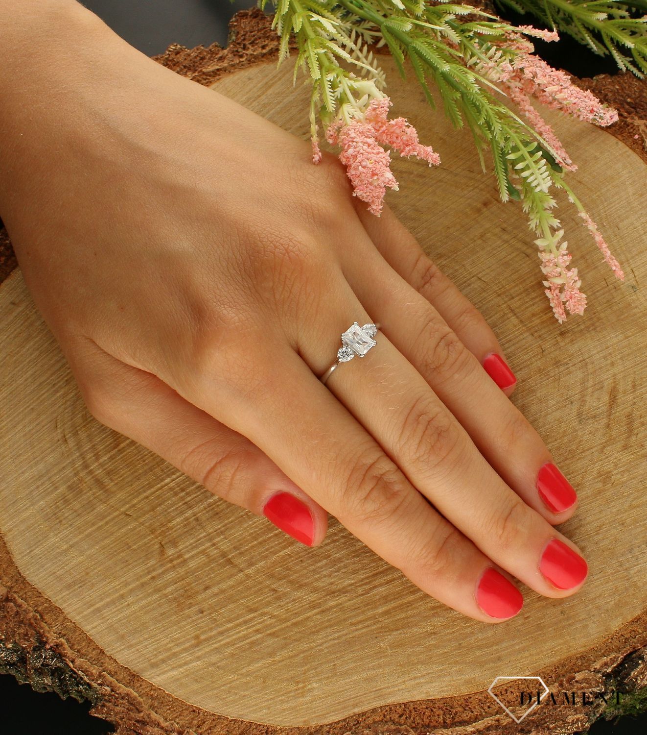 Srebrny pierścionek z prostokątną cyrkonią 27027501. Klasyczny srebrny pierścionek to dodatek, który sprawdzi się w każdej stylizacji, dlatego każda kobieta powinna mieć go w swojej kolekcji. Ten urokliwy pierścionek wykonany  (1).jpg