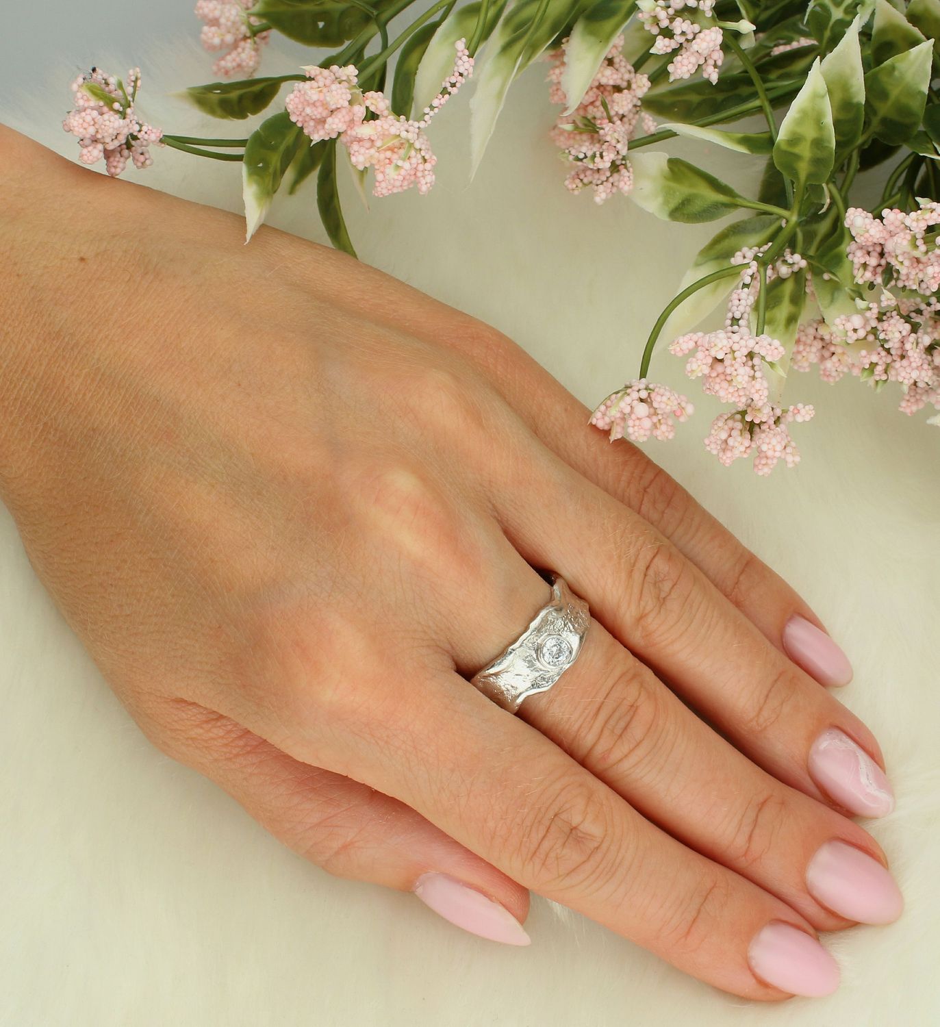 Srebrny pierścionek damski 925 gnieciona obrączka rozmiar 29 1.jpg