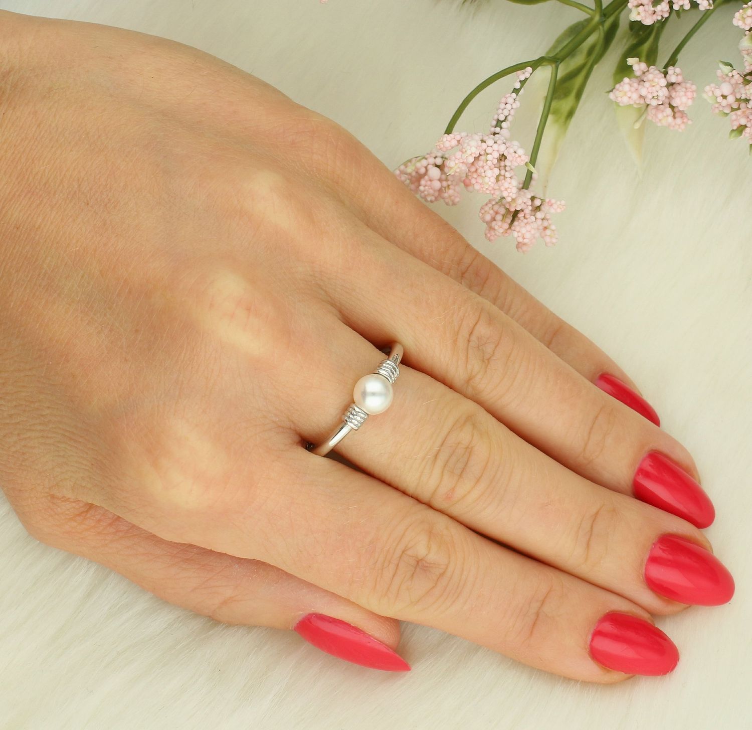 Pierścionek srebrny perła próba 925, 27027526L Srebrny pierścionek wykonany z najwyższej jakości srebra o prostej formie. Idealny pomysł na prezent dla każdej kobiety. 1.jpg