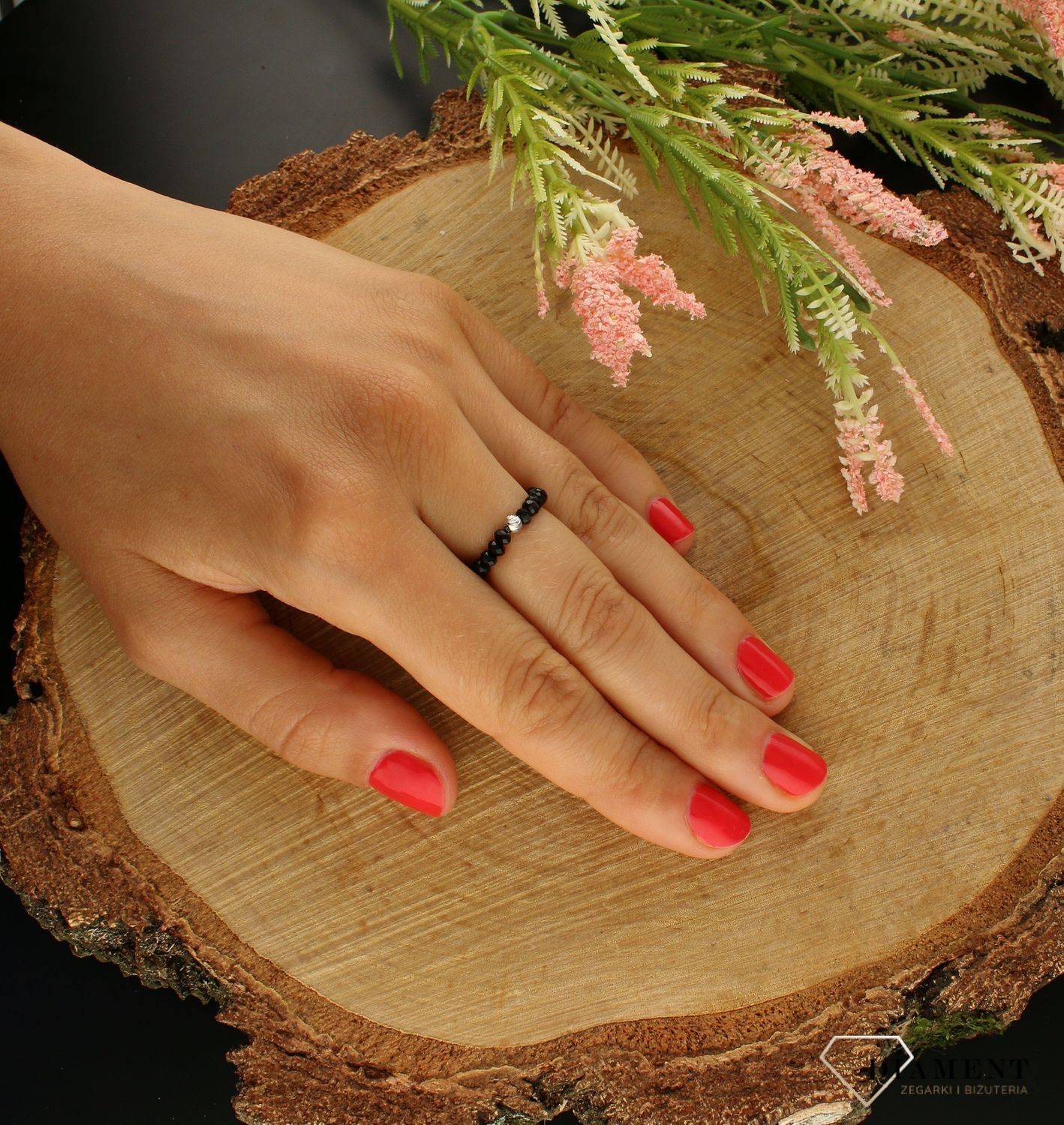 Modny pierścionek z ozdobnych kuleczek na gumce to intrygująca biżuteria która spodoba się niezależnej, odważnej kobiecie, kochającej wyraziste dodatki, które podkreślają osobowość. Wykonany został z srebra próby 925 (2).jpg