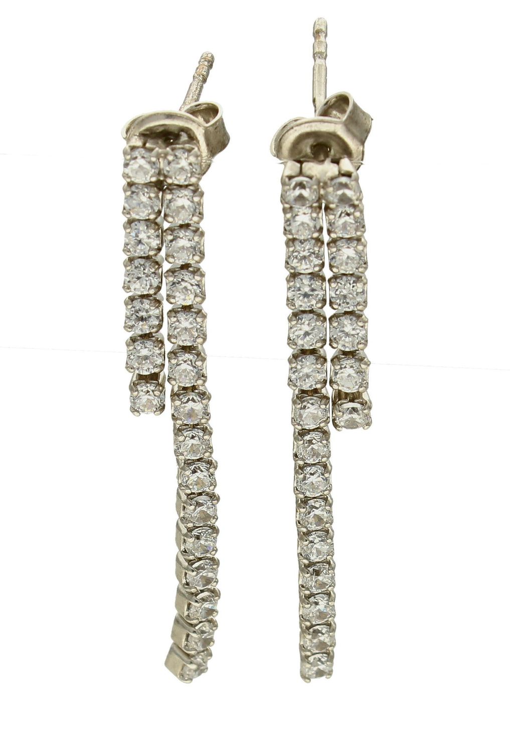 Srebrne kolczyki wiszące wtłoczone pasmem cyrkonii 27102510. Świetny dodatek do wielu stylizacji, zarówno tych codziennych, jak i na ważne okazje. Ten wzór kolczyka ma ponadczasowy kształt i wzór. To wykończenie nadaje całości.jpg