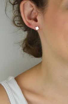 Kolczyki srebrne w kształcie gładkich kwadratów 271030040110W. Minimalistyczny design, sztyft. Dla dziecka i kobiety. Lekkie, wygodne i eleganckie – na prezent i na co dzień (1).JPG