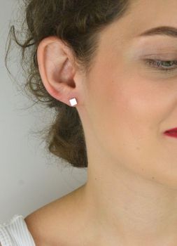 Kolczyki srebrne w kształcie gładkich kwadratów 271030040110W. Minimalistyczny design, sztyft. Dla dziecka i kobiety. Lekkie, wygodne i eleganckie – na prezent i na co dzień (2).JPG