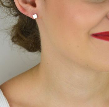 Kolczyki srebrne w kształcie gładkich kwadratów 271030040110W. Minimalistyczny design, sztyft. Dla dziecka i kobiety. Lekkie, wygodne i eleganckie – na prezent i na co dzień (3).JPG