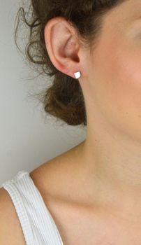 Kolczyki srebrne w kształcie gładkich kwadratów 271030040110W. Minimalistyczny design, sztyft. Dla dziecka i kobiety. Lekkie, wygodne i eleganckie – na prezent i na co dzień (4).JPG