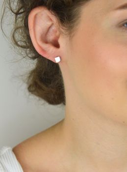 Kolczyki srebrne w kształcie gładkich kwadratów 271030040110W. Minimalistyczny design, sztyft. Dla dziecka i kobiety. Lekkie, wygodne i eleganckie – na prezent i na co dzień (5).JPG