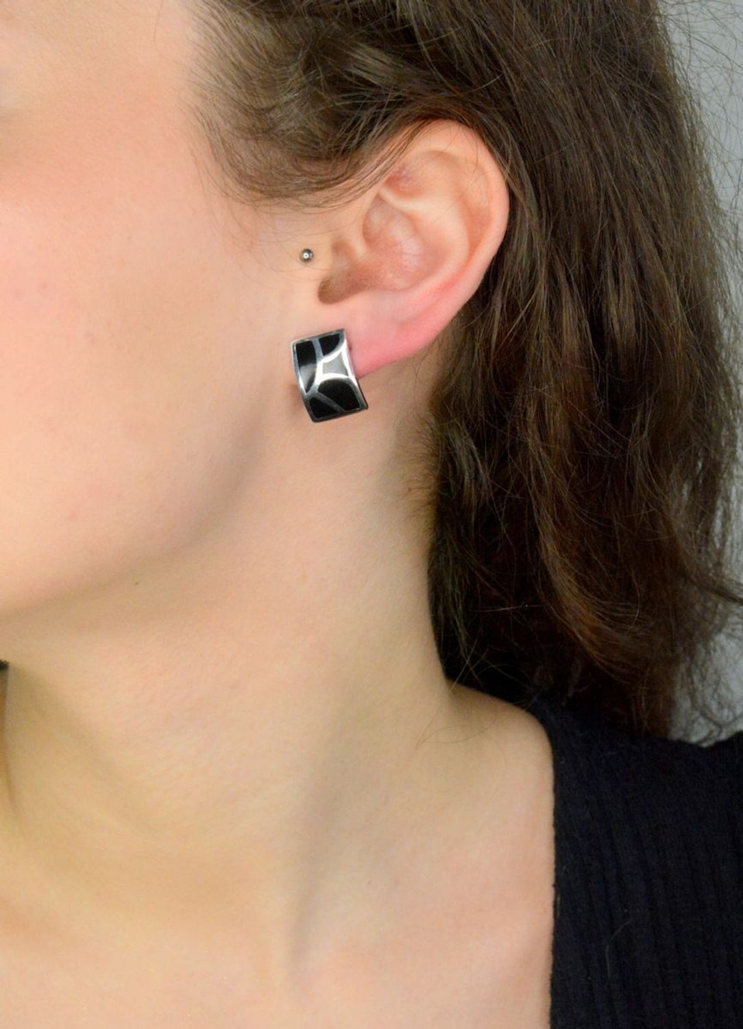 Srebrne kolczyki damskie 925 z czarną emalią 27112325. Srebrne kolczyki damskie. Kolczyki srebrne na sztyft. Kolczyki srebrne z czarną emalią. Kolczyki srebrne na prezent..jpg