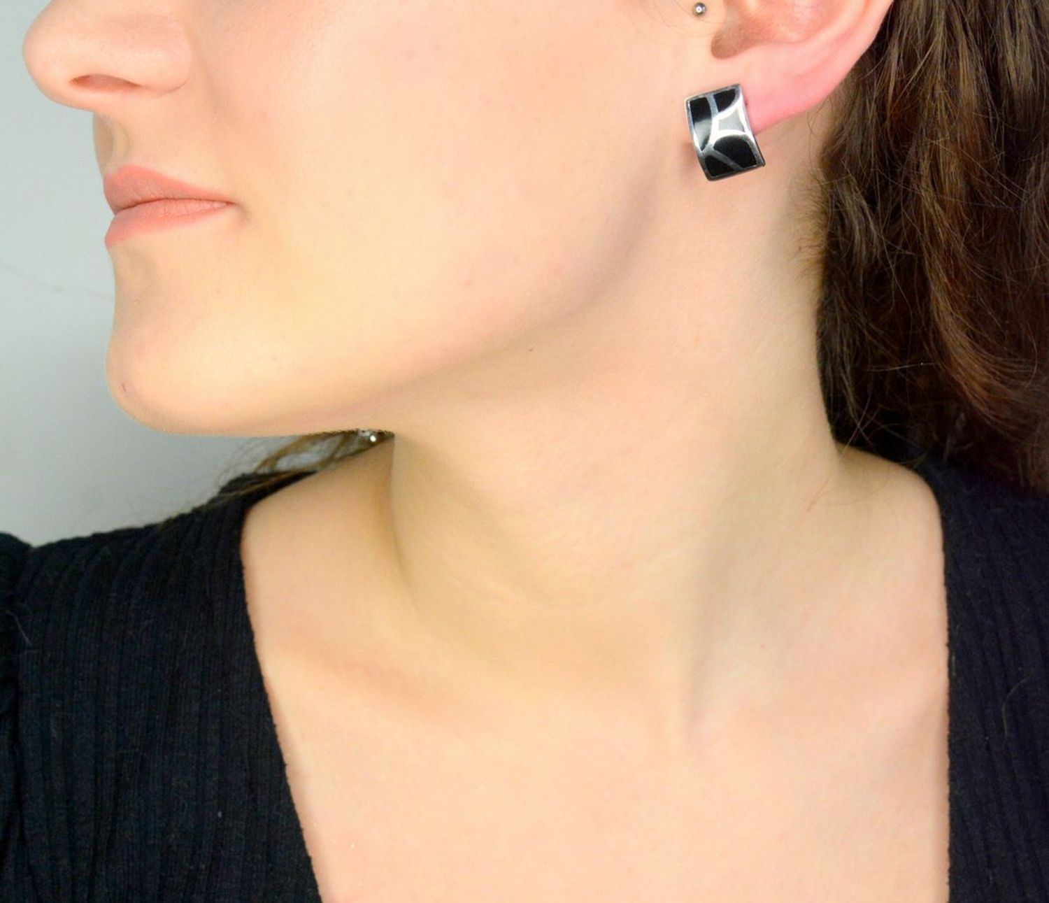 Srebrne kolczyki damskie 925 z czarną emalią 27112325. Srebrne kolczyki damskie. Kolczyki srebrne na sztyft. Kolczyki srebrne z czarną emalią. Kolczyki srebrne na prezent..jpg