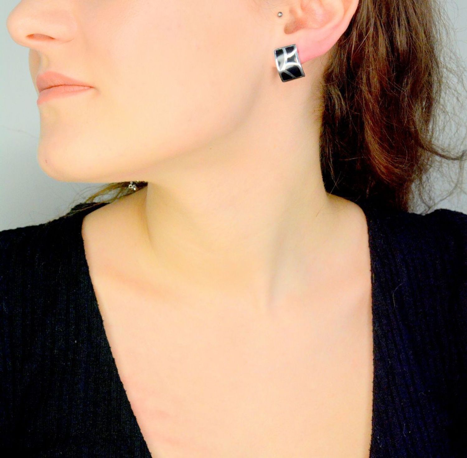 Srebrne kolczyki damskie 925 z czarną emalią 27112325. Srebrne kolczyki damskie. Kolczyki srebrne na sztyft. Kolczyki srebrne z czarną emalią. Kolczyki srebrne na prezent..jpg